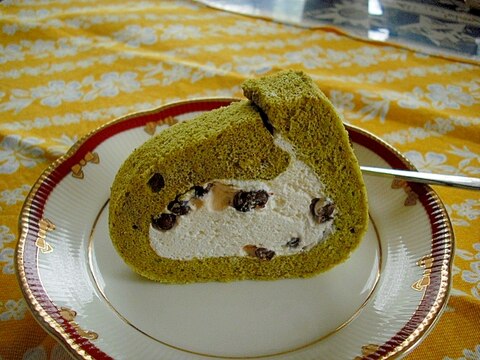 ふわふわでダレない生クリームの抹茶ロールケーキ